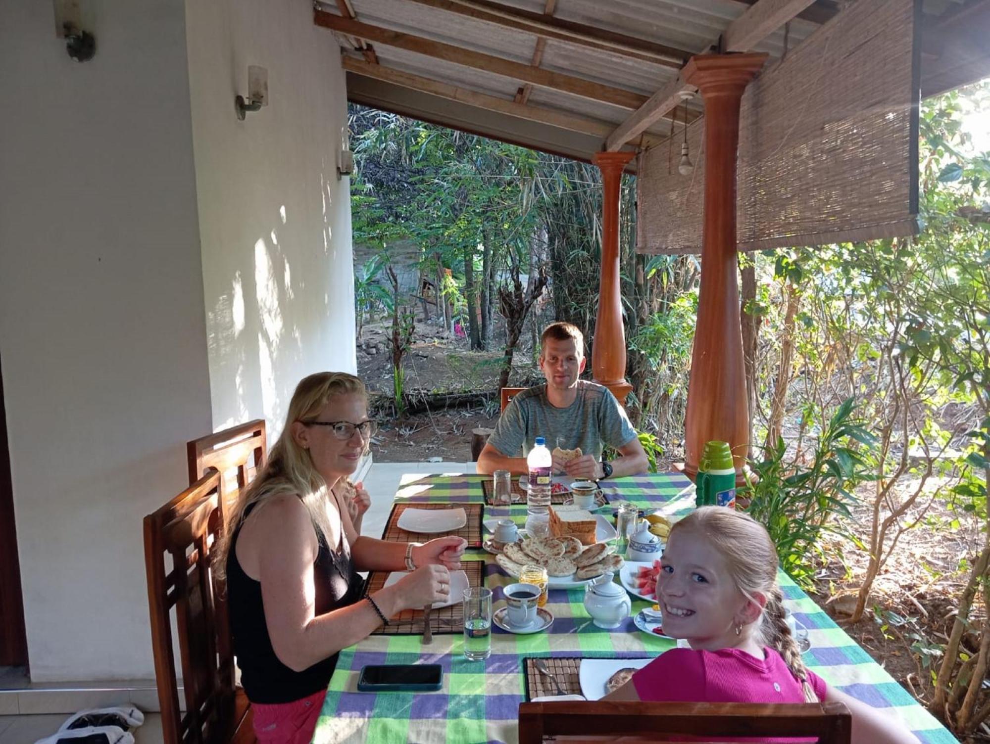 Keerthi Homestay 锡吉里亚 外观 照片